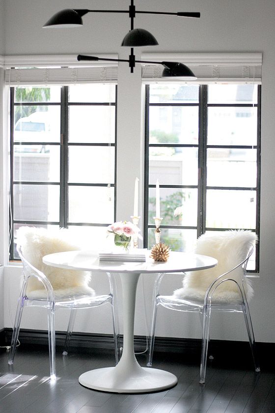 Chic tulip table breakfast nook