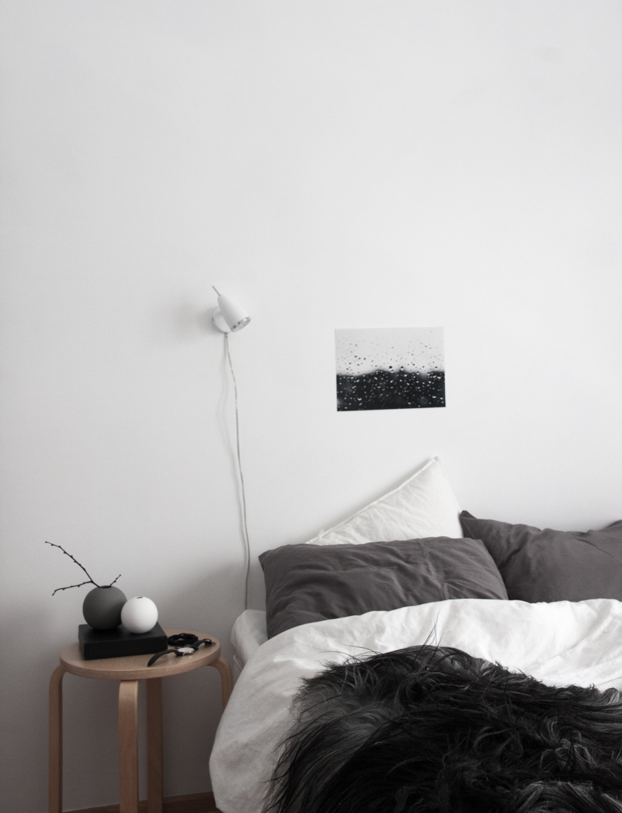 Monochrome-Scandinavian-bedroom.-Black-white-grey-wood-1